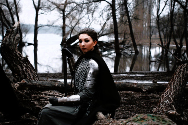 Обои картинки фото девушки, ольга кожевникова , lady bell, косплей, образ, наряд, костюм, плащ, кольчуга, лес, озеро