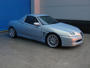 Картинка автомобили выставки уличные фото