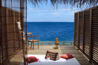 Картинка интерьер веранды террасы балконы терраса море подушки