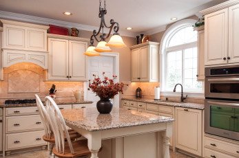 Картинка интерьер кухня люстра плита стол букет