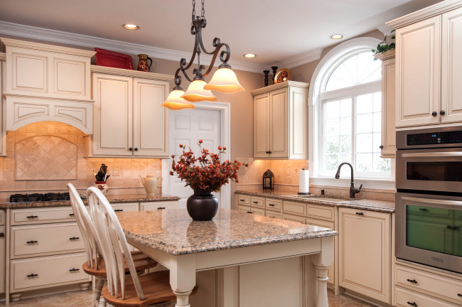 Обои картинки фото интерьер, кухня, люстра, плита, стол, букет