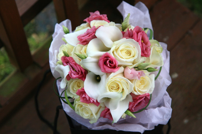 Обои картинки фото цветы, букеты, композиции, эустома, розы, калы