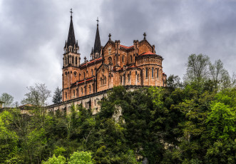 Картинка basilica+de+covadonga города -+католические+соборы +костелы +аббатства базилика собор