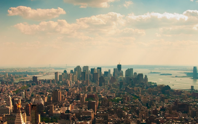 Обои картинки фото города, - панорамы, дома, панорама, город, вода, облака, здания