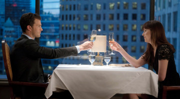 Картинка кино+фильмы fifty+shades+darker ресторан пара шампанское тост