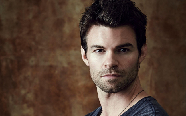 Обои картинки фото мужчины, daniel gillies, щетина, цепочка