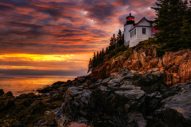 Обои картинки фото природа, маяки, зарево, мэн, деревья, бас-харбор, вечер, хэнкок, маяк, скалы, облака, сша