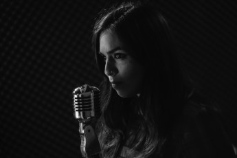 Картинка музыка -другое женщина микрофон