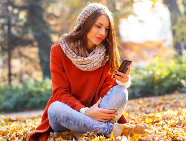 Обои картинки фото девушки, -unsort , рыжеволосые и другие, джинсы, телефон, пальто, шарф, улыбка, шапка, русая, листья, осень, ботинки