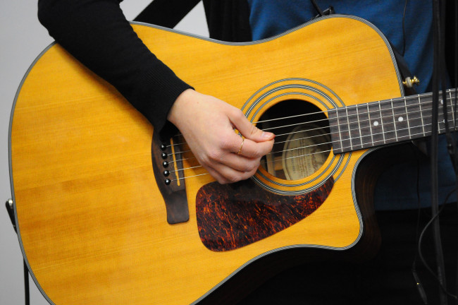 Обои картинки фото музыка, -музыкальные инструменты, рука, гитара