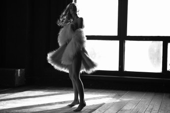 Картинка девушки -unsort+ черно-белые+обои монохромный шубы модель женщины в помещении босиком голые плечи