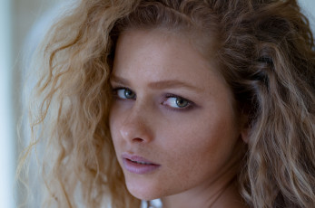 Картинка julia+yaroshenko девушки юлия+ярошенко julia yaroshenko девушка портрет лицо причёска модель красавица красотка рыжеволосая поза веснушки взгляд сексуальная