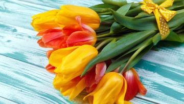 Картинка цветы тюльпаны букет бутоны лента