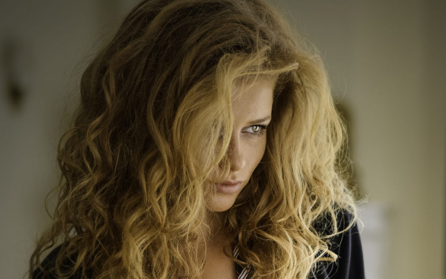 Обои картинки фото julia yaroshenko, девушки, юлия ярошенко, julia, yaroshenko, девушка, портрет, лицо, причёска, модель, красавица, красотка, рыжеволосая, поза, веснушки, взгляд, сексуальная