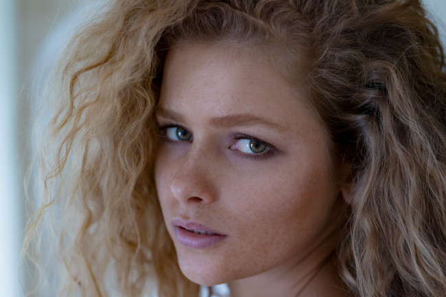 Обои картинки фото julia yaroshenko, девушки, юлия ярошенко, julia, yaroshenko, девушка, портрет, лицо, причёска, модель, красавица, красотка, рыжеволосая, поза, веснушки, взгляд, сексуальная