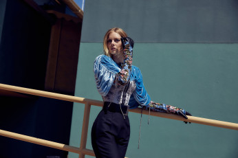 Картинка девушки samara+weaving блондинка перила наряд перчатки