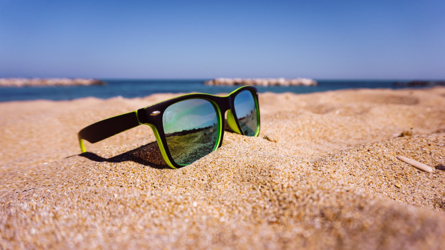 Обои картинки фото разное, одежда,  обувь,  текстиль,  экипировка, очки, песок