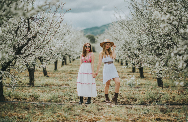 Обои картинки фото девушки, - группа девушек, весна, цветущий, сад, подружки