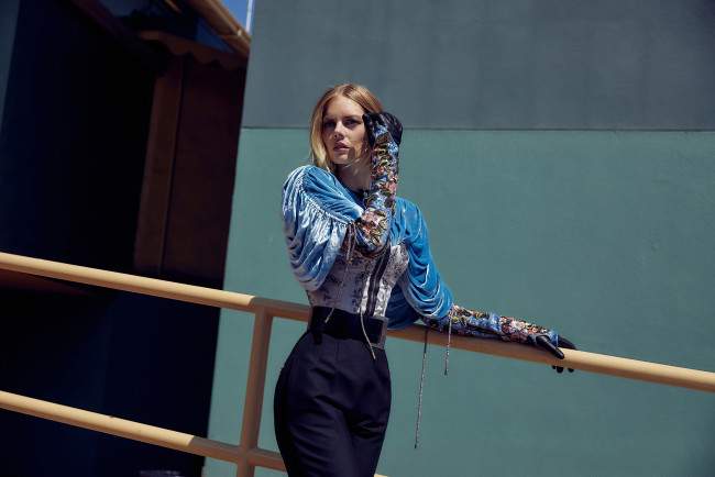 Обои картинки фото девушки, samara weaving, блондинка, перила, наряд, перчатки