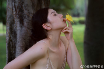 Картинка девушки -+азиатки цветок деревья