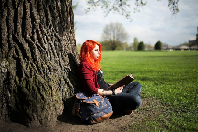 Обои картинки фото девушки, - рыжеволосые и разноцветные, рыжая, дерево, книга, рюкзак, поле
