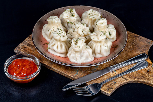 Обои картинки фото еда, пельмени,  манты,  вареники, томатный, соус, хинкали