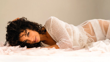 Картинка девушки -+брюнетки +шатенки брюнетка кофта белье постель