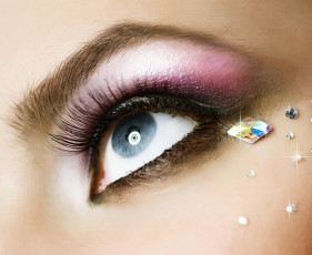 Картинка разное глаза макияж