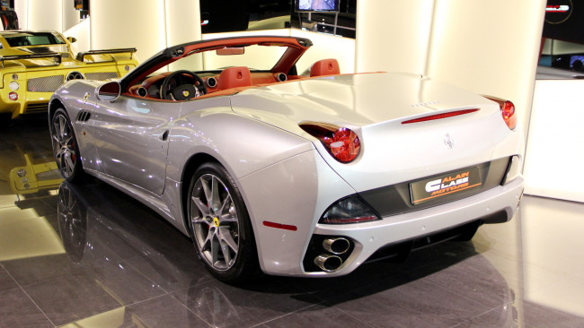 Обои картинки фото ferrari, california, автомобили, выставки, уличные, фото, италия, s, p, a, гоночные, спортивные