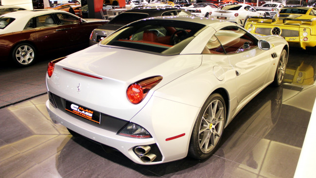 Обои картинки фото ferrari, california, автомобили, выставки, уличные, фото, s, p, a, гоночные, спортивные, италия