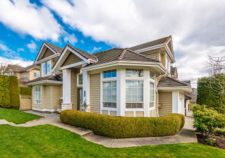 Картинка города -+здания +дома трава кусты ландшафт дом