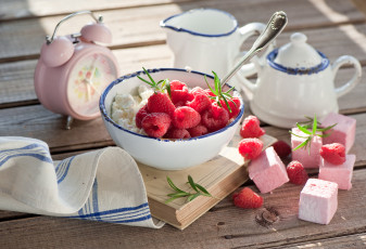 Картинка еда разное натюрморт завтрак будильник ягоды малина творог книга полотенце зефиры маршмеллоу