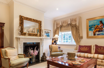 Картинка интерьер гостиная зеркало декор камин