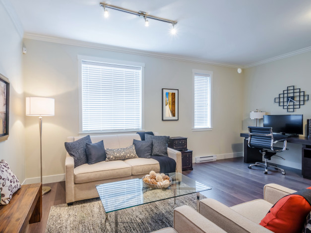 Обои картинки фото интерьер, гостиная, стол, подушки, диван, телевизор