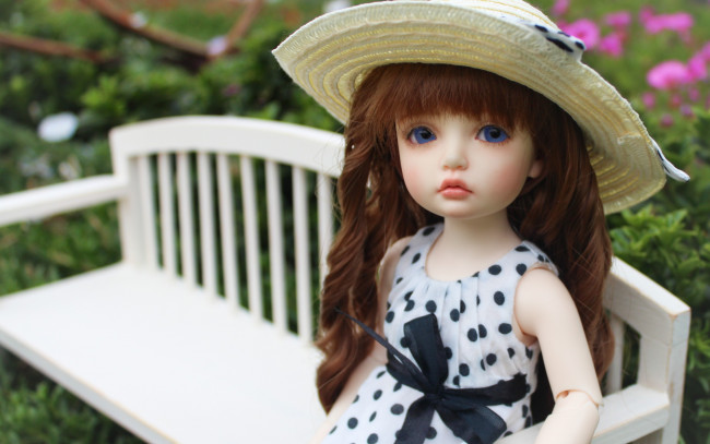 Обои картинки фото разное, игрушки, шляпка, doll, синие, глаза, bjd, кукла, бантик, лавка, цветы, горошек, волосы