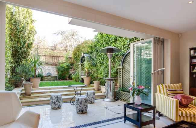 Обои картинки фото интерьер, веранды,  террасы,  балконы, вазы, ступеньки, вазоны