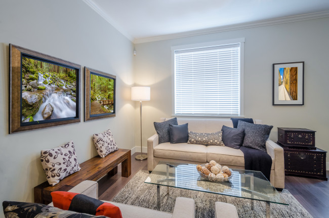 Обои картинки фото интерьер, гостиная, диван, картины, стол, подушки