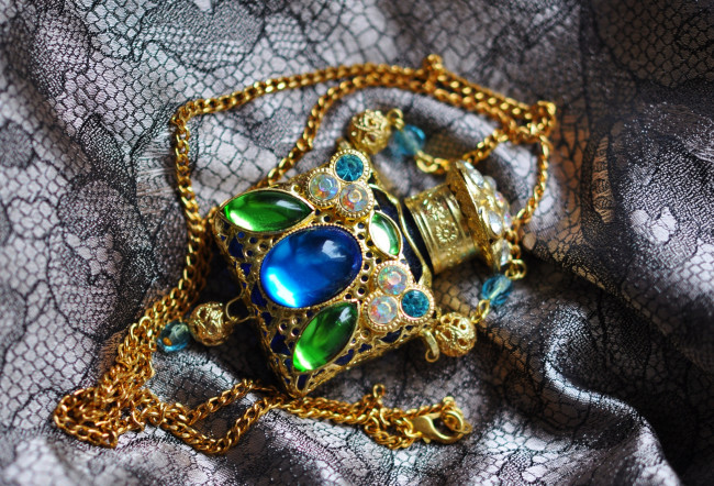 Обои картинки фото разное, украшения,  аксессуары,  веера, цепочка, камни