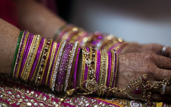 Обои картинки фото разное, руки, украшения, браслеты