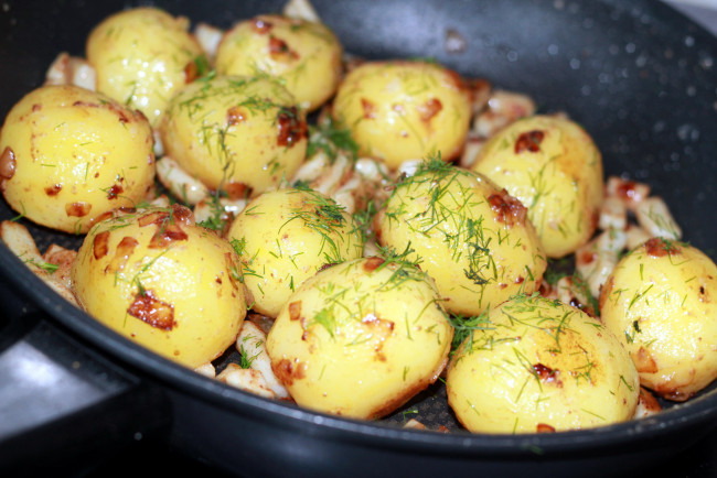 Обои картинки фото еда, картофель, укроп