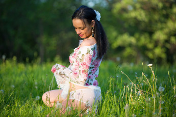 Картинка девушки -unsort+ брюнетки +шатенки бельё трава зелень лето бант модель брюнетка девушка белый katie