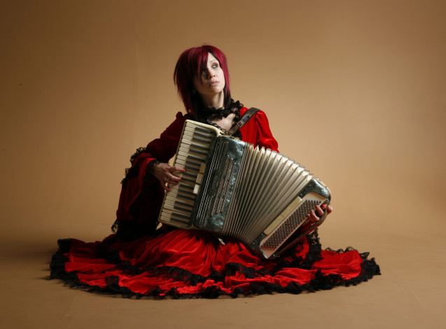 Обои картинки фото девушки, -unsort , рыжеволосые и другие, аккордеон, пирсинг, фон, девушка