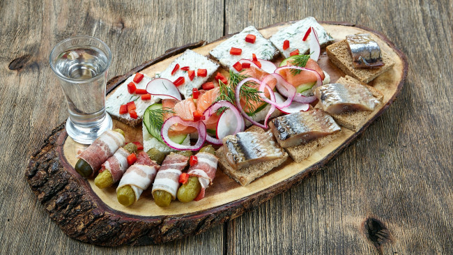 Обои картинки фото еда, бутерброды,  гамбургеры,  канапе, водка, огурчики, лук, селедка, хлеб