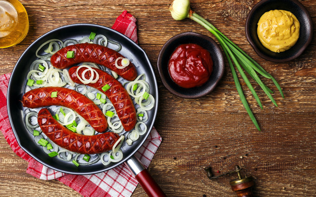 Обои картинки фото еда, колбасные изделия, горчица, колбаски, лук, кетчуп