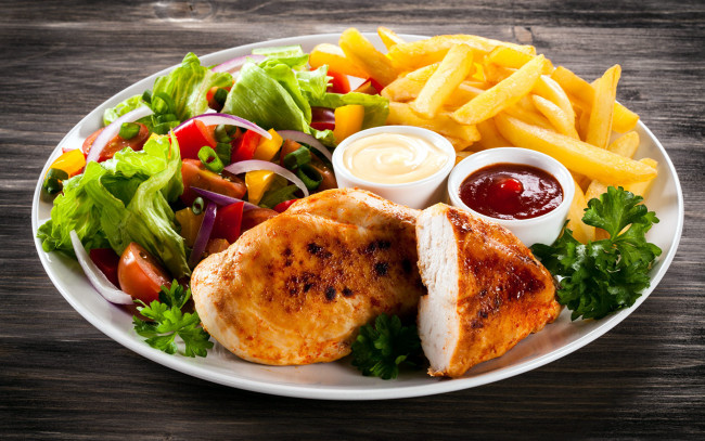 Обои картинки фото еда, мясные блюда, картофель, кетчуп, мясо, отбивная, салат