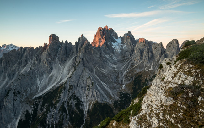 Обои картинки фото природа, горы, скалы, облака, небо, зелень, снег