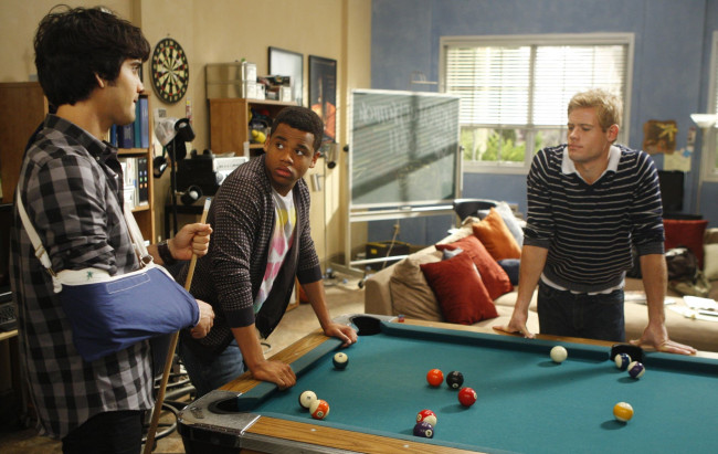 Обои картинки фото кино фильмы, 90210, тэдди, кий, разговор, навид, диксон, гипс, парни, beverly, hills, бильярд
