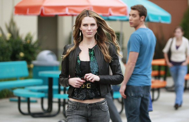 Обои картинки фото кино фильмы, 90210, беверли, хилз, кафе, улыбка, девушка