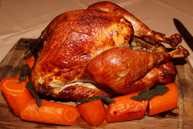 Обои картинки фото еда, мясные блюда, индейка, морковь