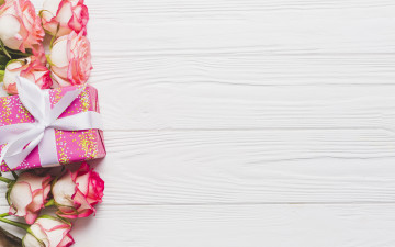 Картинка праздничные подарки+и+коробочки розы подарок бант